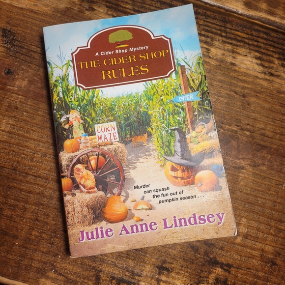 A Cider Shop Mystery Book by Julie Anne Lindsey - Picture 1 of 3